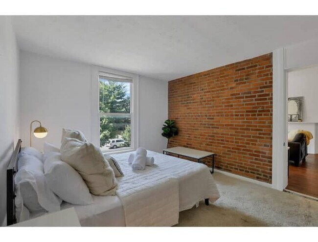 Building Photo - The Artist's Apt. | 2BR | Short North | +Parking