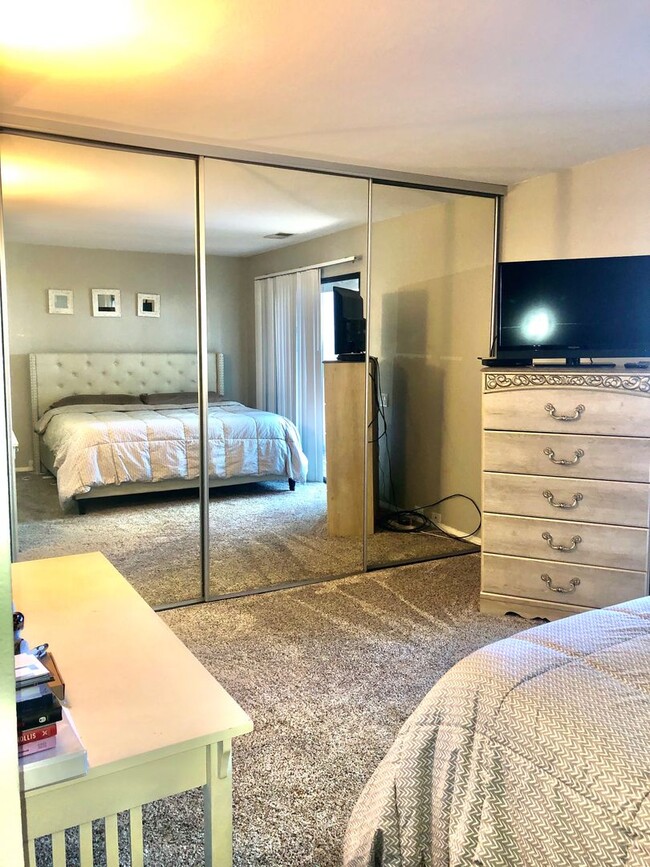 Building Photo - Two bedroom Condo in Alicante Villas