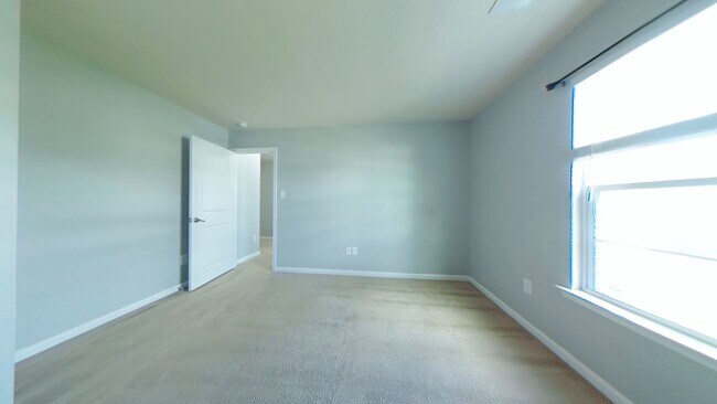 Building Photo - 4 Bedroom 2.5 Bathroom Rental in Oakmont on Brickshire Golf Course Providence Forge