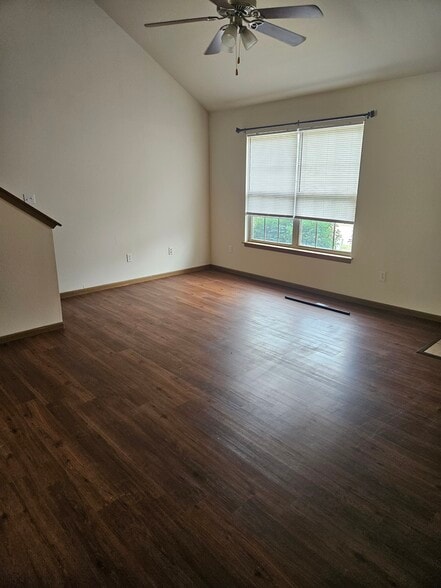 Building Photo - 700 Glenstone Dr