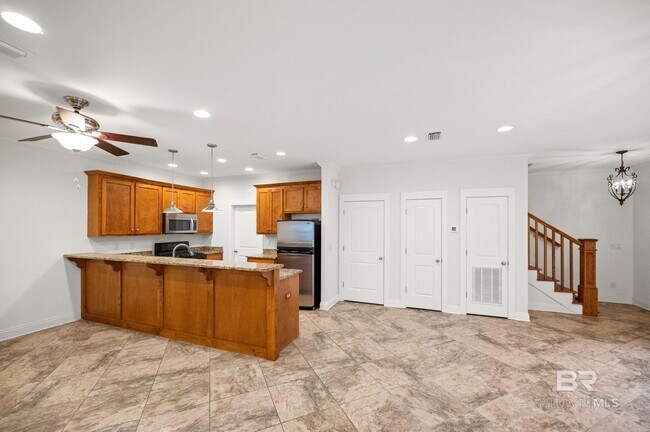 Building Photo - 491 Pine Ave