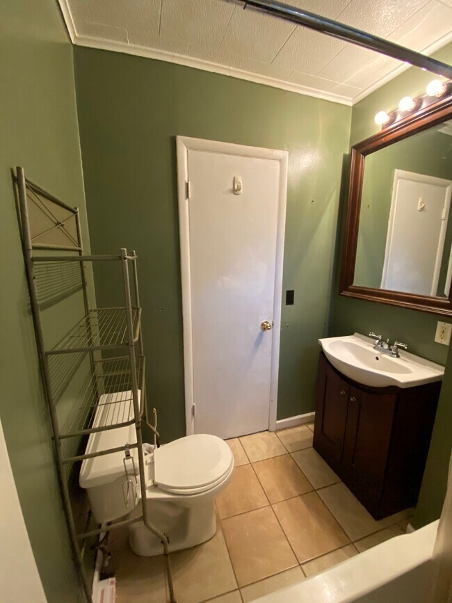 Building Photo - 504 W Cedar St