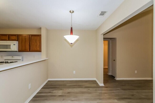 Building Photo - 10902 Ivy Park