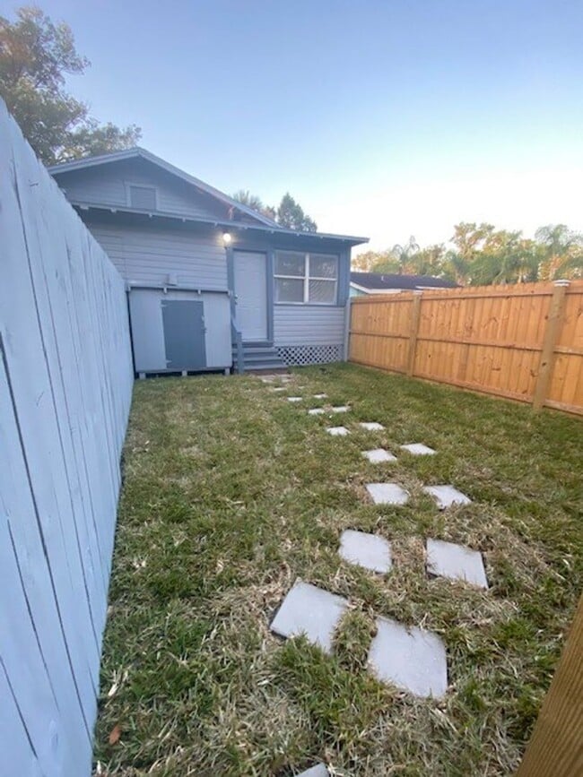 Building Photo - 2 Bedroom 1 Bath Duplex in Lakeland for RENT!