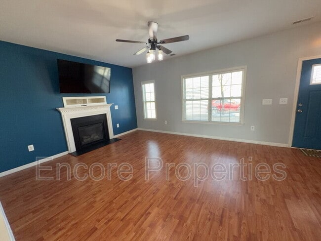 Building Photo - 912 Custom Oak Ln