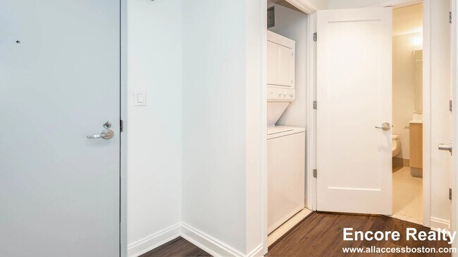 Building Photo - 285 Third St. Unit 201