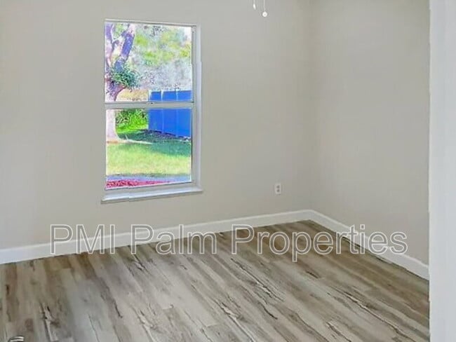 Building Photo - 117 SW Glenwood Dr