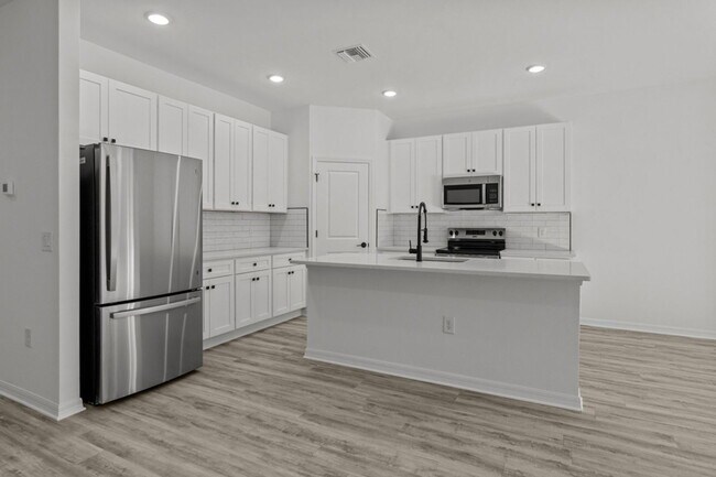 Building Photo - 548 Knapp St