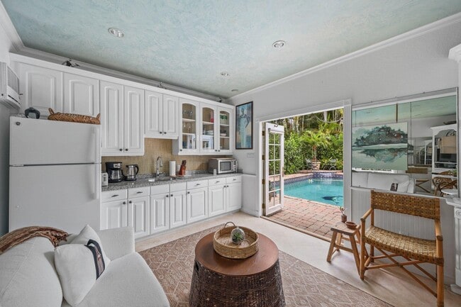 Building Photo - 605 Sunset Rd