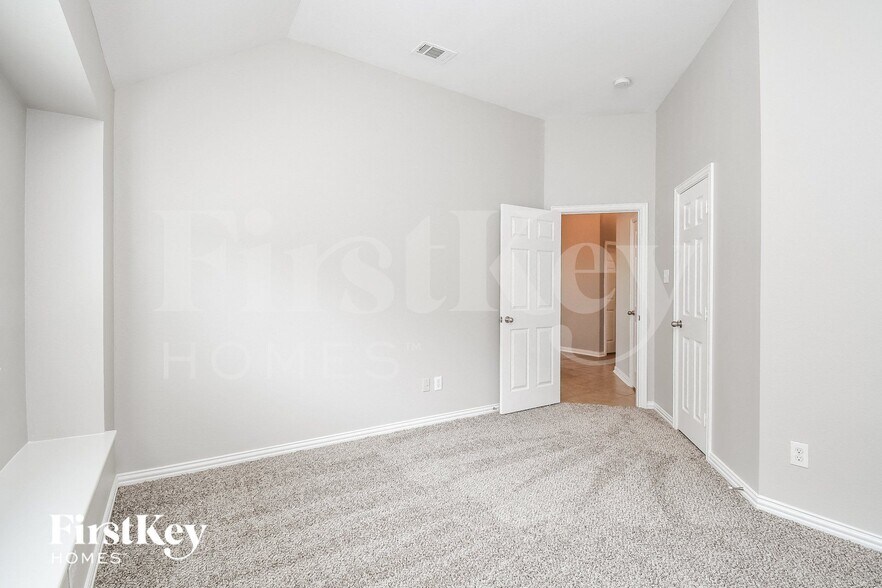 Building Photo - 5854 Cliff Ridge Dr