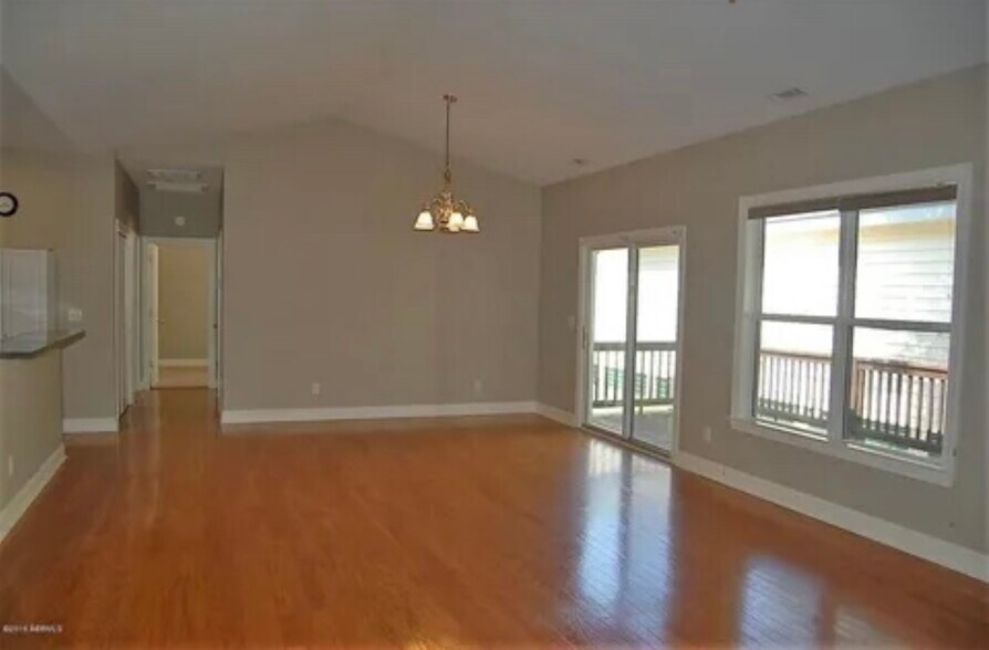 Building Photo - 8 Lagaree Ct