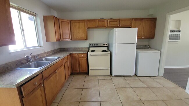 Building Photo - "Charming 3-Bedroom Home in Huntsville wit...