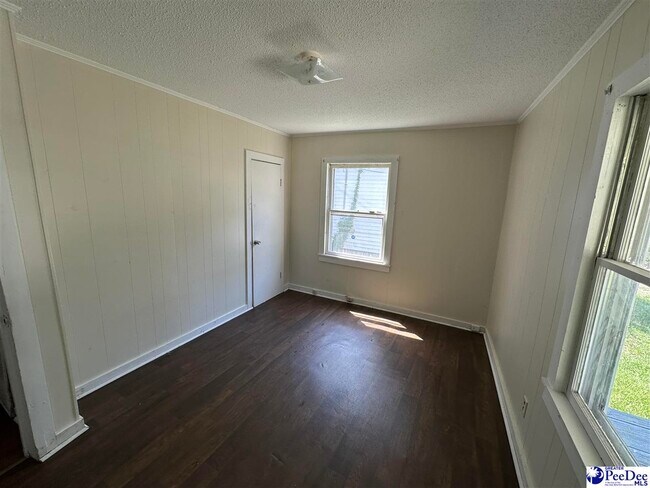 Building Photo - 307 S Pine St