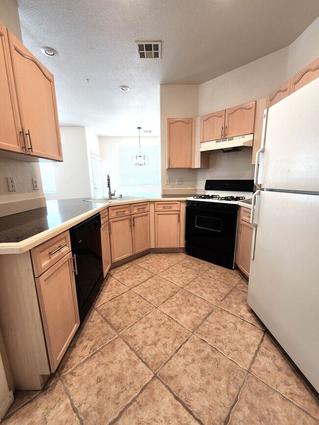 Building Photo - Silverado Ranch Single Story | 2 Bed | 2 Bath | 2-Car Garage