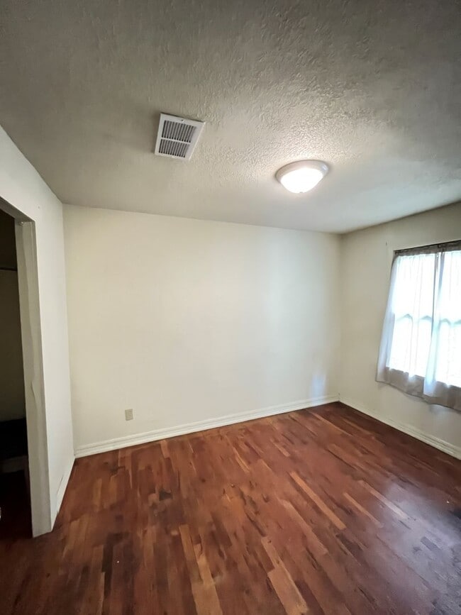Building Photo - 3 bedroom 1 bath perfect for a minimalist!!  South FAY, 1m I-49 access