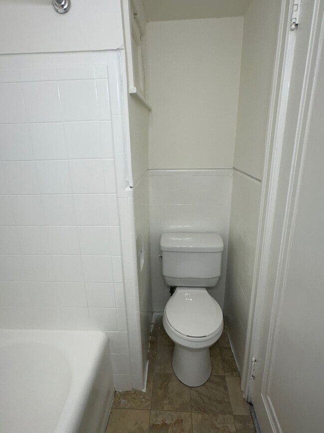 Building Photo - Marlyn Apts 202: 1 Bed 1 Bath