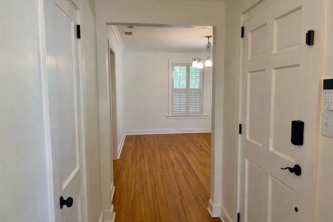 Building Photo - 3/2 Duplex Conveniently Situated in an Established Neighborhood!