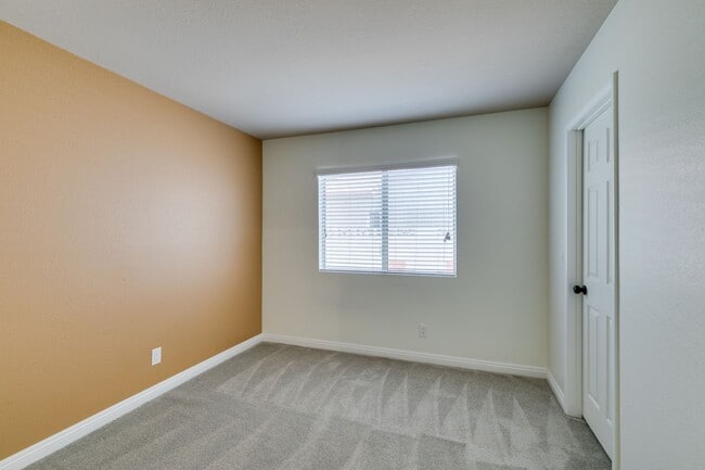 Building Photo - Fully upgraded 3 bedroom house on large lo...