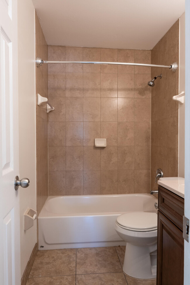 Building Photo - 1253 White Pine Dr