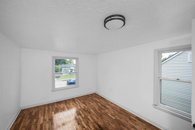 Building Photo - 1925 NW Oak Ave