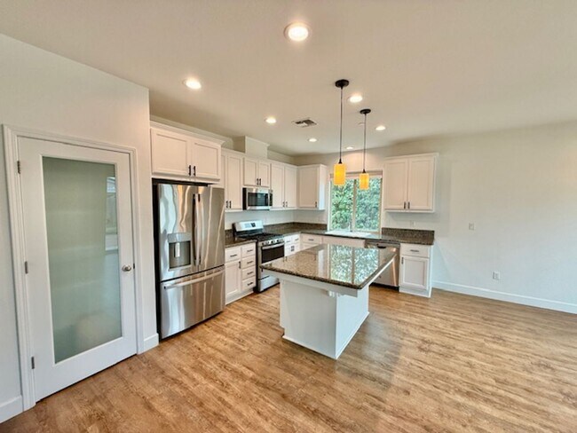 Building Photo - 3 Bedroom 2 Bathroom in NE Visalia!