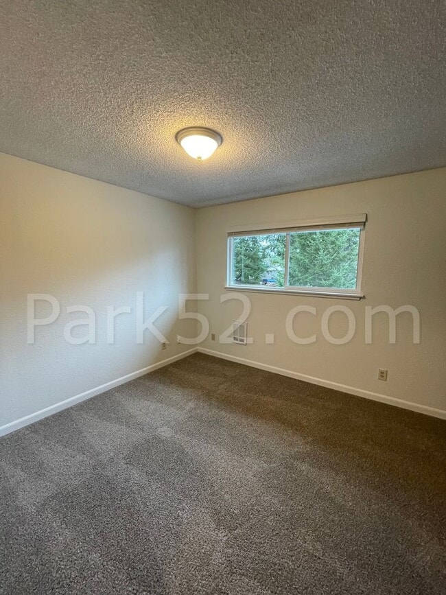 Building Photo - Fircrest Area 3 Bedroom Apartment