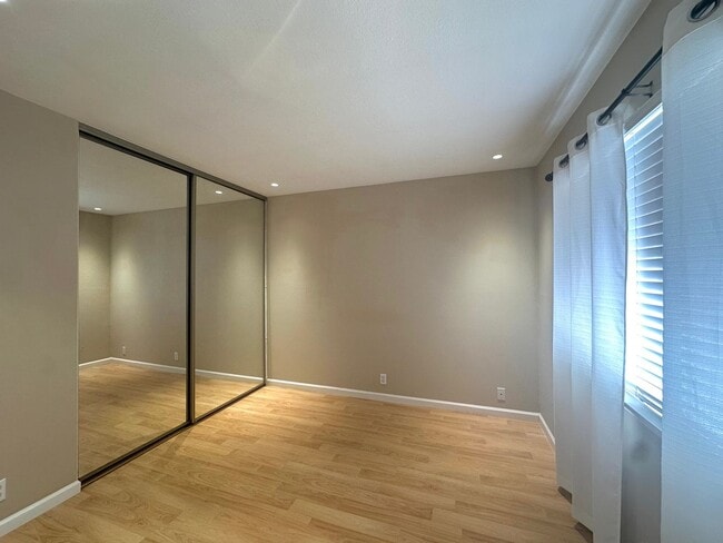 Building Photo - Beautiful 2-story pool home