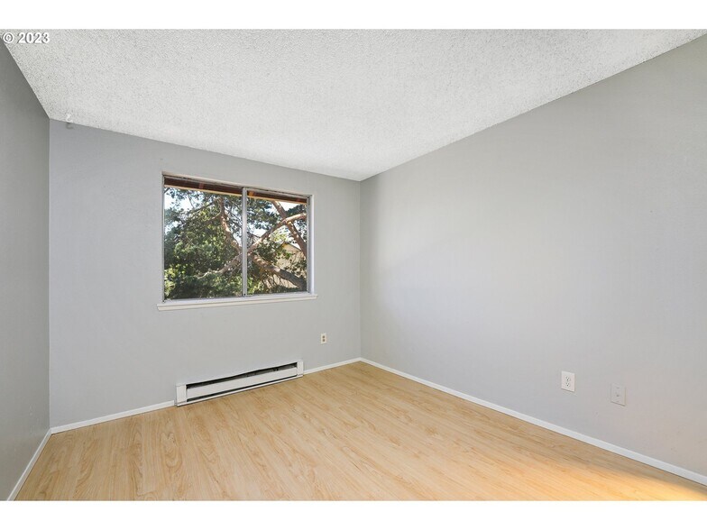 Building Photo - 1470 SE Walnut St