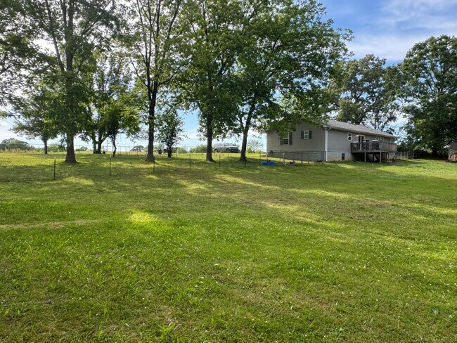 Building Photo - Country living on the outskirts of Nashville with 4 large beds, 2 baths, a bonus room and over an...