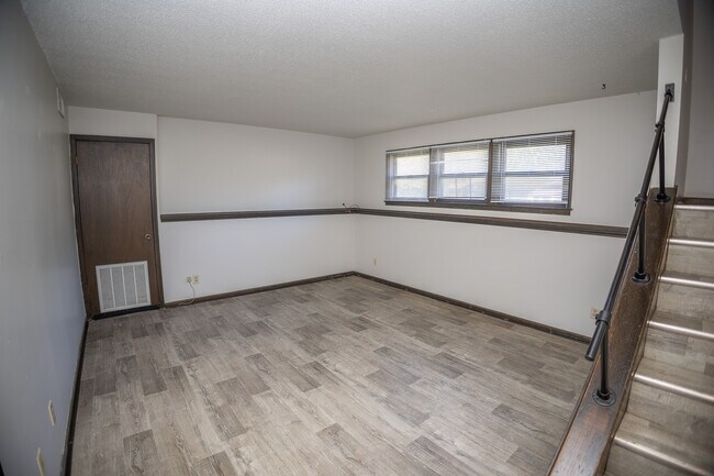 Building Photo - 493-495 Perrey Dr