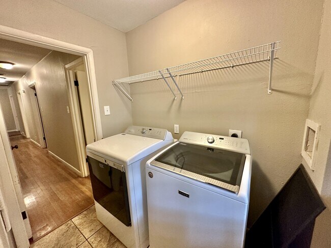 Building Photo - 1926 Laurelwood Dr