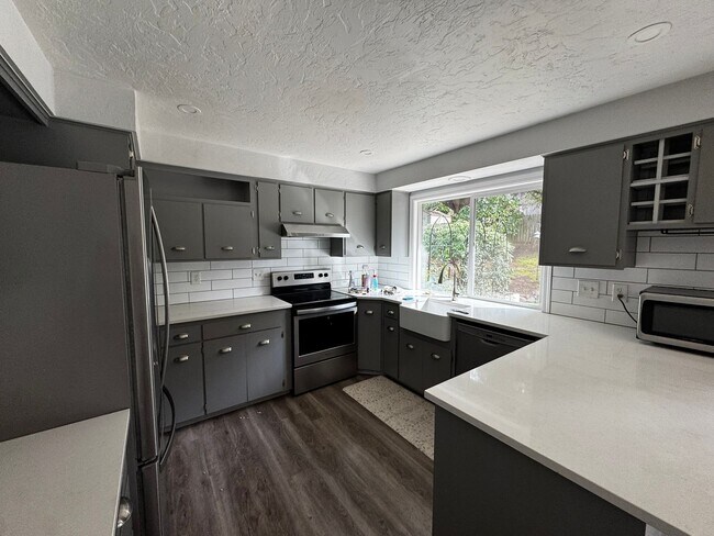 Building Photo - Spacious 3 Bedroom Home in South Eugene – Churchill Area