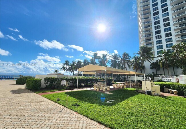Building Photo - 3505 S Ocean Dr