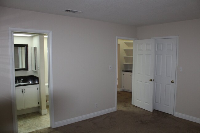 Building Photo - "Charming 2-Bed, 2-Bath Oasis in Las Vegas...