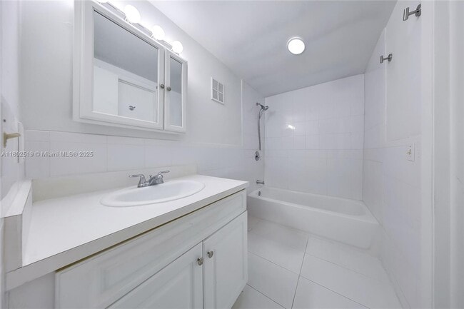 Building Photo - 798 Crandon Blvd