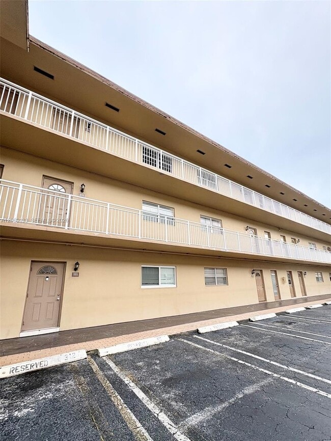 Building Photo - 5011 W Oakland Park Blvd