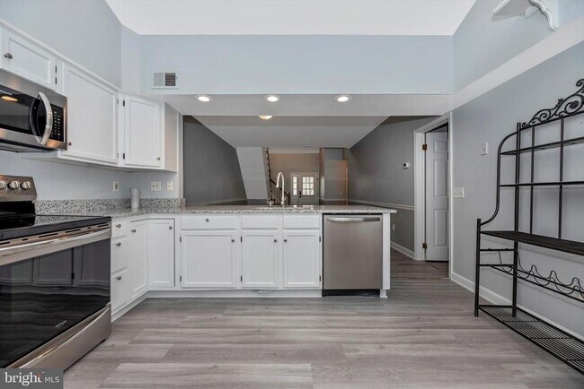 Building Photo - 910 McLendon Dr