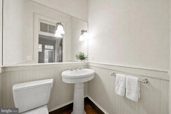 Building Photo - 415 William St