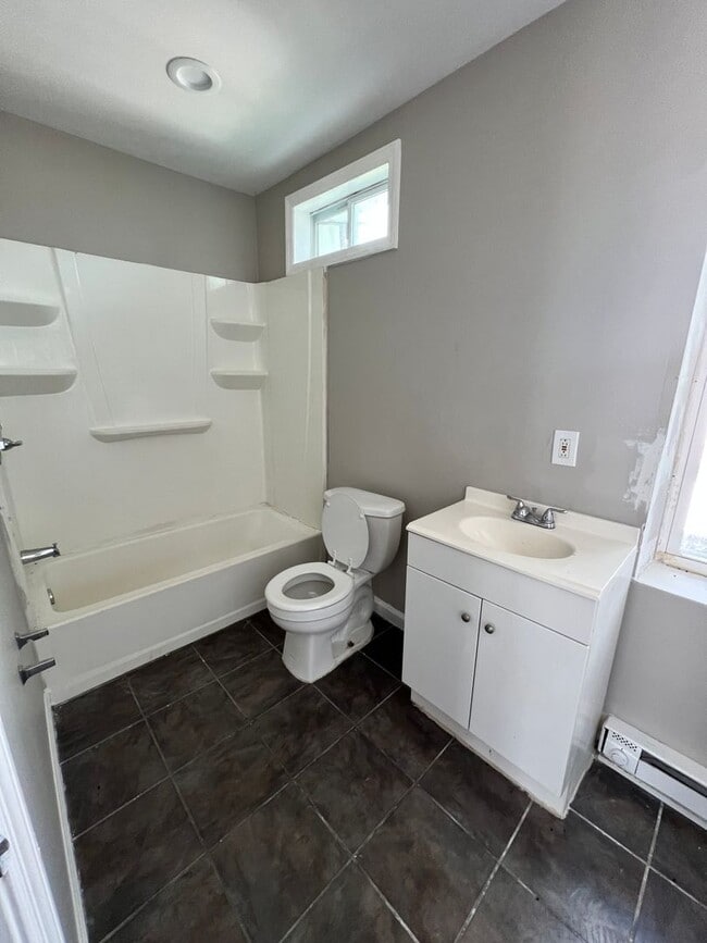 Building Photo - 1867 Clarence St