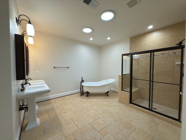 Building Photo - Spacious 4 Bed 5.5 Bath Home in Annandale,...