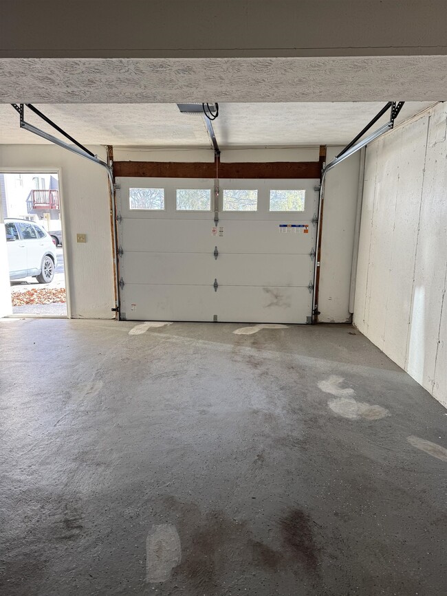 Building Photo - 16 Highbridge Hill Rd