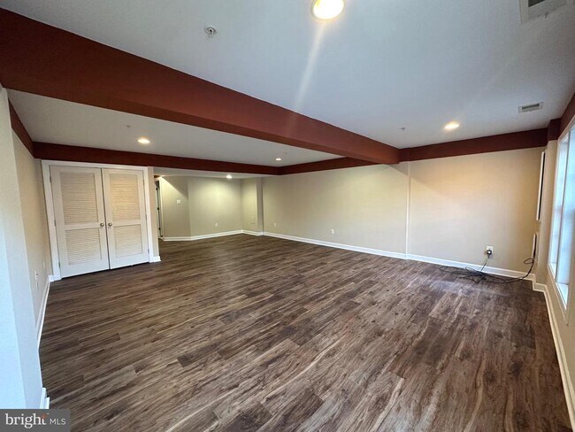 Building Photo - 9430 Dunraven St