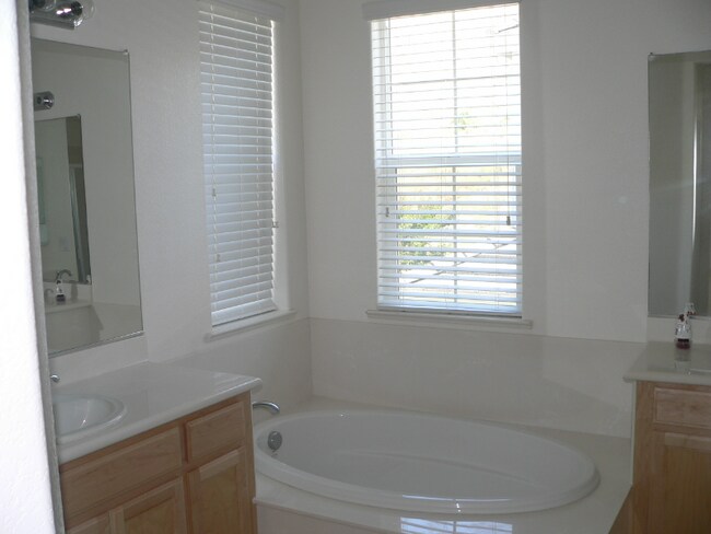 Building Photo - 7113 S Hill Ct
