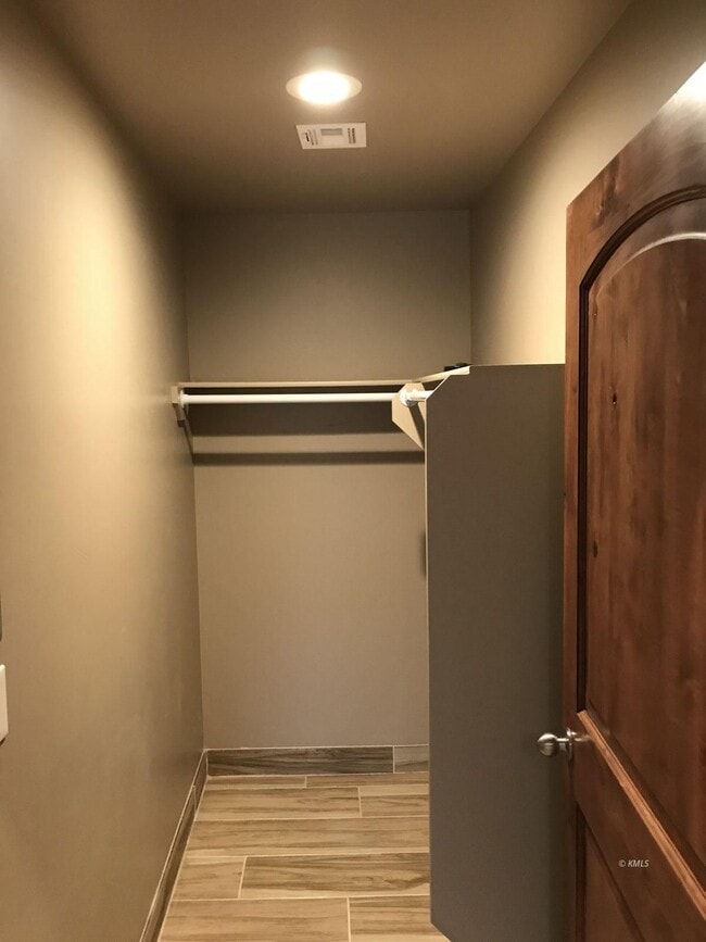 Building Photo - 598 S Hillside Dr