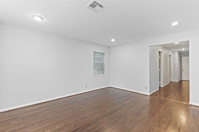 Building Photo - 118 E Thornton Rd
