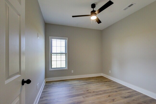 Building Photo - 102 Riverbend Dr