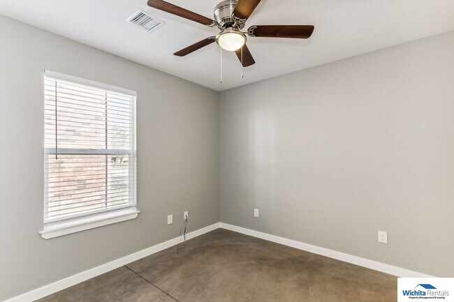 Building Photo - 3 bedroom 2 bath duplex