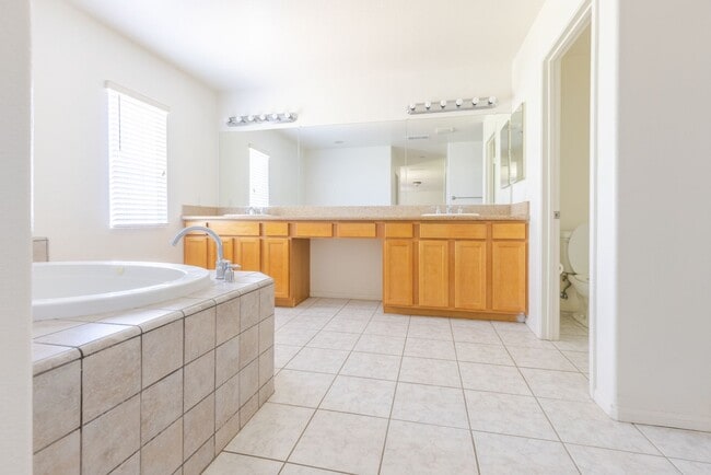 Building Photo - Stunning 4-Bedroom Home for Rent in Brawley!