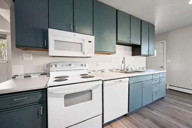 Building Photo - 3 Bed 2.5 Bath Home Available!