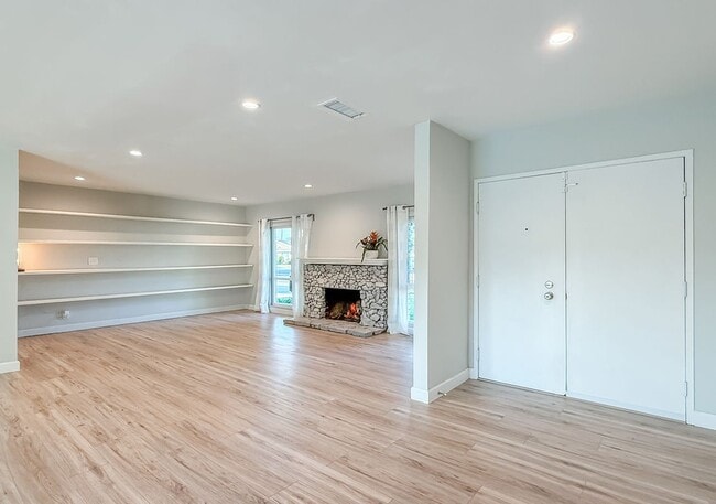 Building Photo - 1251 Buckingham Dr